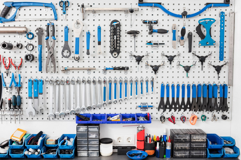 Organize your tools on an enhanced pallet shelf