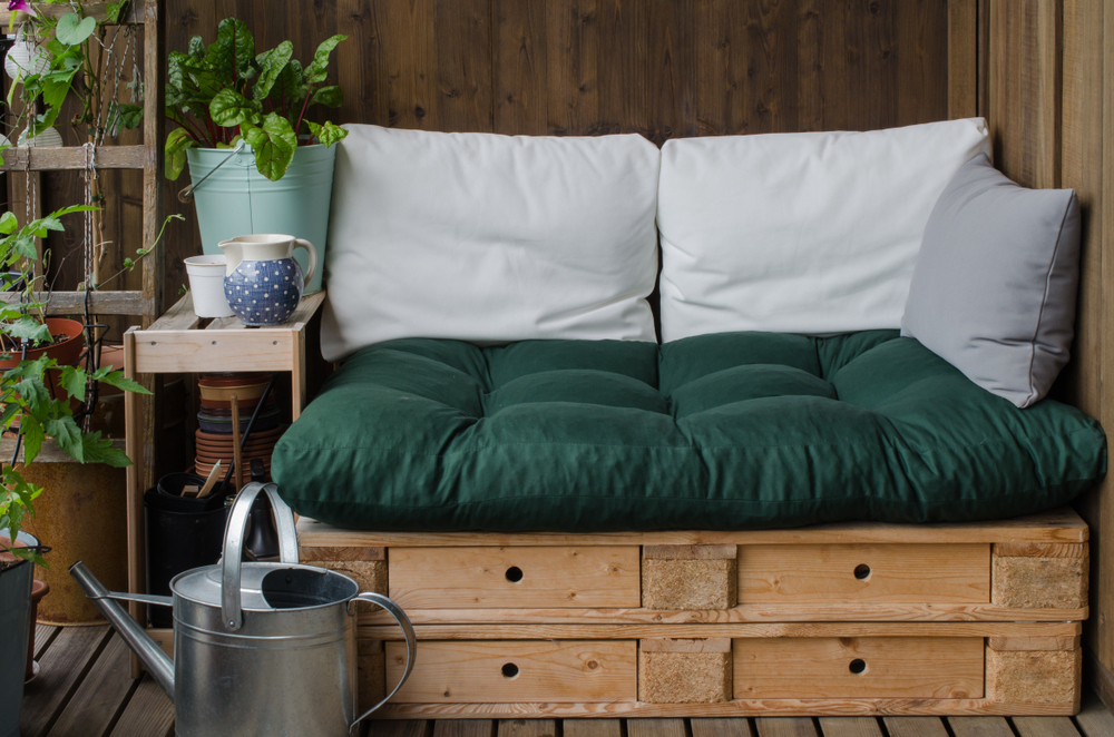 Chemicus gek medeleerling 21 DIY Outdoor Furniture Ideas for Your Backyard | Extra Space Storage
